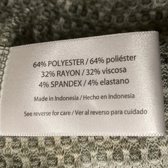 NWT Peace & Pearls green camo long sleeve top. - Picture 7 of 8